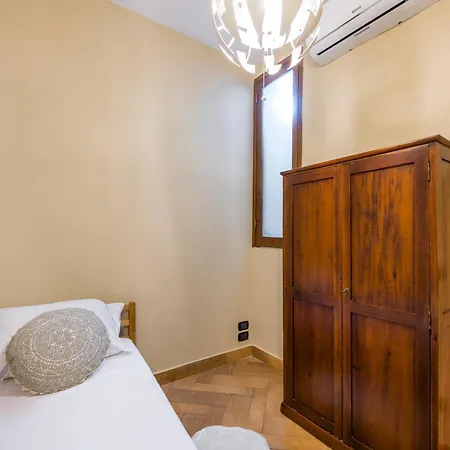 Chiaia Courtyard Haven Apartment Naples