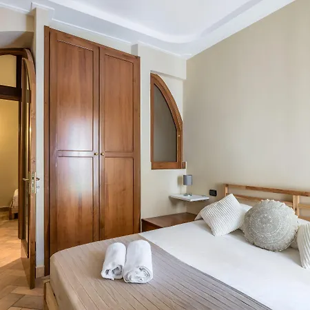 Chiaia Courtyard Haven Daire *