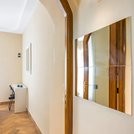 Chiaia Courtyard Haven Daire *