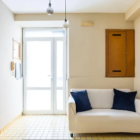 Chiaia Courtyard Haven Apartment *